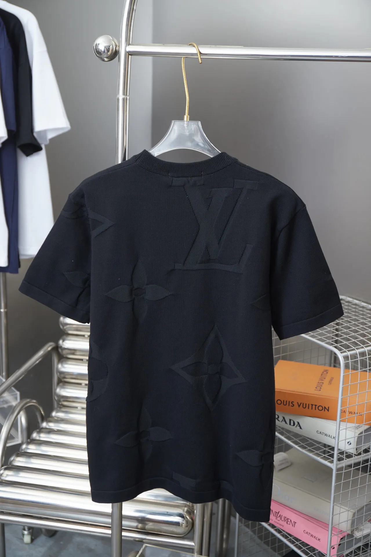 🅿️220 Louis Vuitton 1V 25SS early spring new model, rendering LV knitted short sleeves, light luxury, a must-have item for daily commuting for men and women, correct version, welcome to compare, detailed features · Made of high-viscosity cotton material, high count cotton is added, dry and avoid stuffiness · Made of jacquard machine imported from Germany. Double-needle sewing and cross-seam technology · Original main mark, washed tag, brand moisture-proof paper packaging Color: Black Size: S/M/L/XL